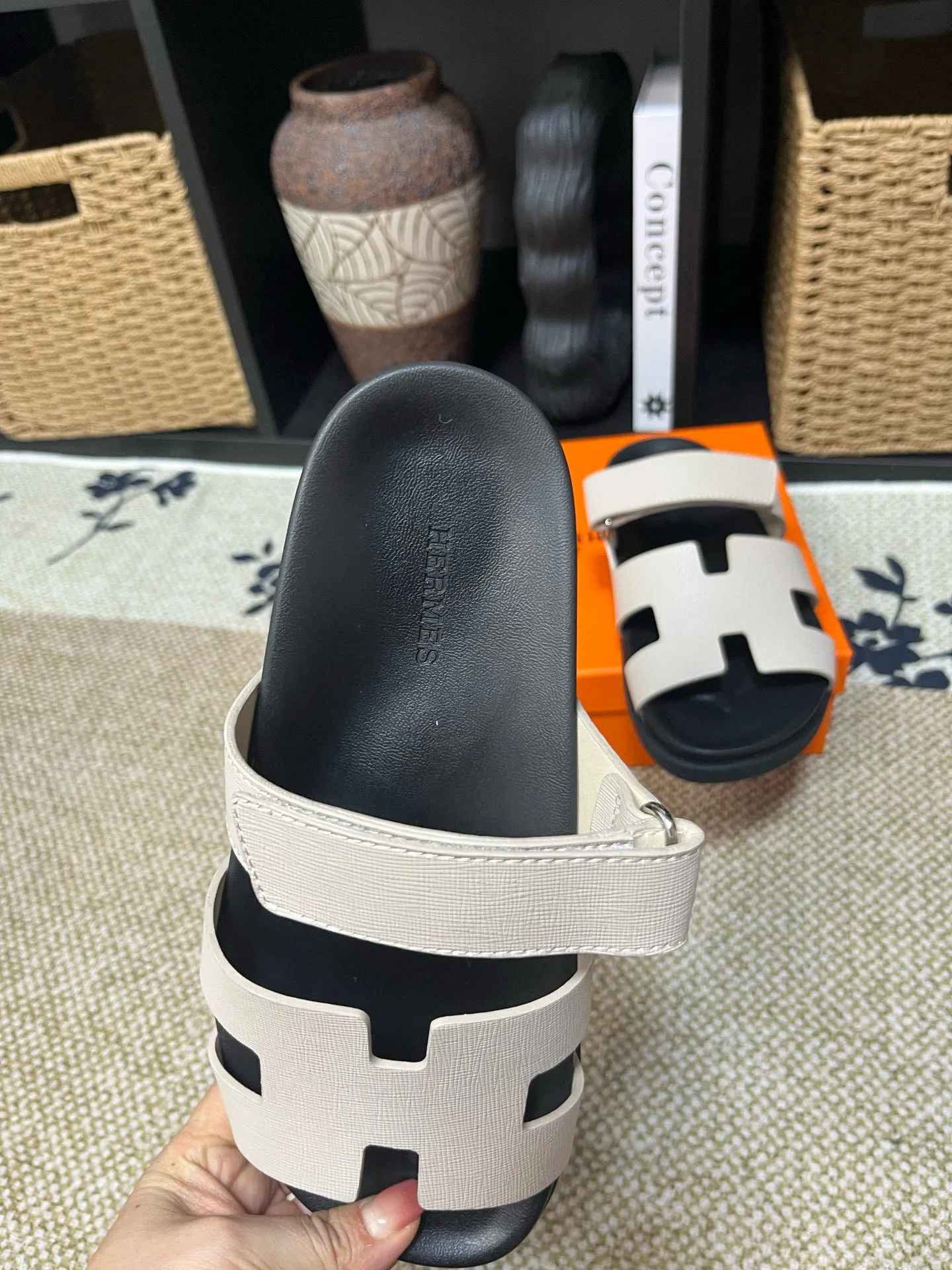 Factory price: 340💰Long-term availability Hermes men's Kazimir slippers for couples - top quality, Hermès woven calfskin functional sandals. The interwoven upper inspired by the "H" iconic pattern creates a casual look, which can be said to be a good companion for summer. Imported cowhide + cowhide lining + TU men's shoes💰Outsole Size: 35-46